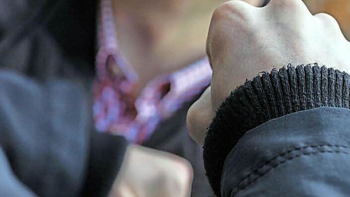 Gegen einen Freund richtete ein 18-Jähriger die Fäuste. Symbolfoto: Christopher Schulz