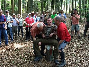 Riedenbergs Bürgermeister Roland Römmelt wird gestaucht, wie es an den sogenannten "Dreimärkern" üblich ist. Foto: Evelyn Schneider