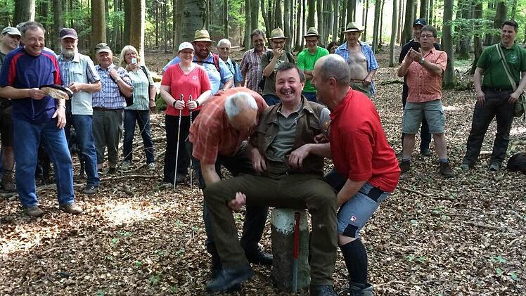 Riedenbergs Bürgermeister Roland Römmelt wird gestaucht, wie es an den sogenannten "Dreimärkern" üblich ist. Foto: Evelyn Schneider