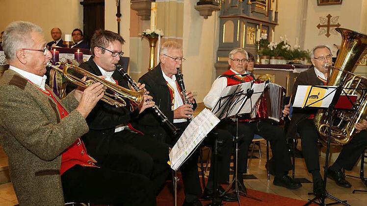 Die Musiker aus Effeltrich bei ihrem Auftritt in Leutenbach