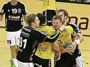 Dominic Kelm und Girts Lilienfelds werden hier in die Zange genommen und können keinen Abschluss anbieten.