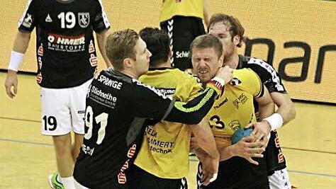 Dominic Kelm und Girts Lilienfelds werden hier in die Zange genommen und können keinen Abschluss anbieten.