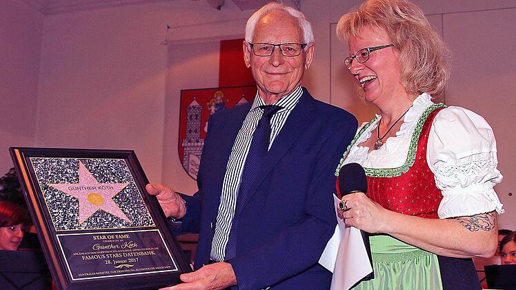 In die "Famous Stars Datenbank" wurde Günther Köth (links), der langjährige Vorsitzende der Stadtkapelle, aufgenommen. Die heutige Vorsitzende Erika Pascher überreichte die Urkunde.  Foto: Dieter Britz