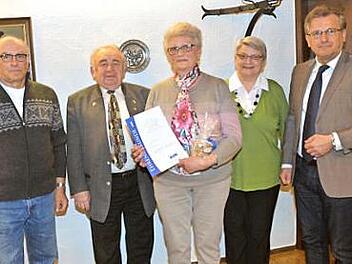 Ehrungen beim VdK mit (von links): Karl- Friedrich Schindhelm, Heinz Hausmann, Ursula Wagner, Maria Förtsch und Bürgermeister Rainer Detsch Foto: K.- H. Hofmann