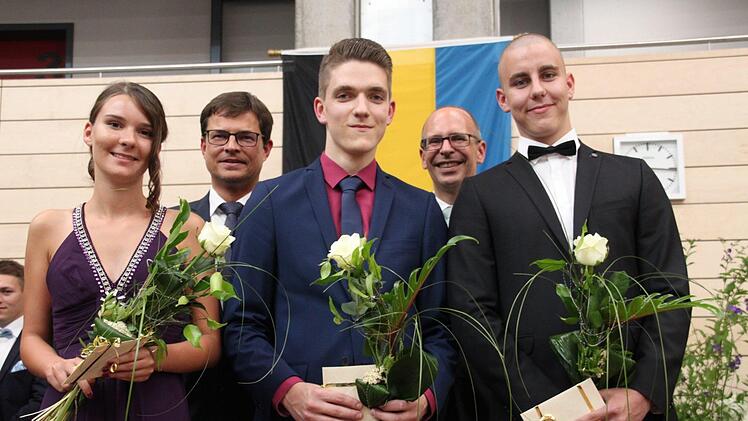Sie sind die Schulbesten am Gymnasium (vorne von links): Marianna Schmidt aus Weismain (1,1), Dominik Groh aus Burgkunstadt und Jakob Münch aus Weismain (1,0). Mit ihnen freuen sich Schulleiter Thomas Meier (links) und Landrat Christian Meissner (rechts). Foto: Stephan Stöckel.