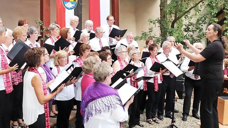 Helga Commichau gibt künftig den Ton im Chor Harmonie Neuhaus an.  Foto: Johanna Blum