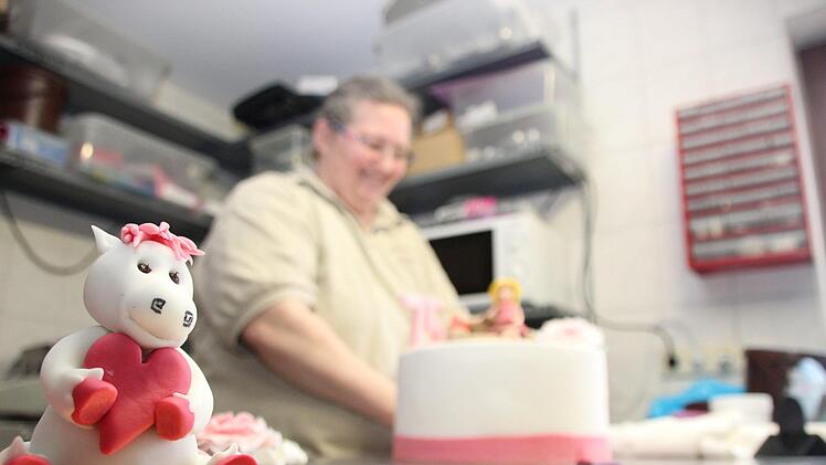 Ein kleines Pferd aus Fondant wartet darauf von Bäckermeisterin Monika Habelitz kunstvoll auf eine ihrer Torten drapiert zu werden. Foto: Anna-Lena Deuerling