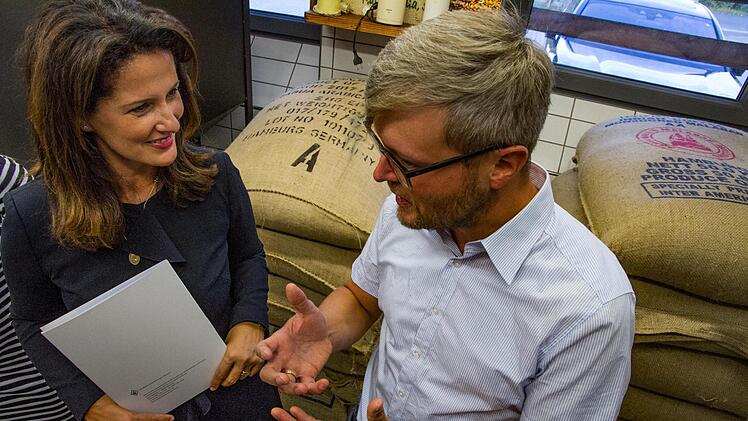 Christian May, Vorsitzender des Vereins HeimatUnternehmen Bayerische Rh&ouml;n e.V., im Gespr&auml;ch mit Staatsministerin Michaela Kaniber. Foto: Markus B&uuml;ttner