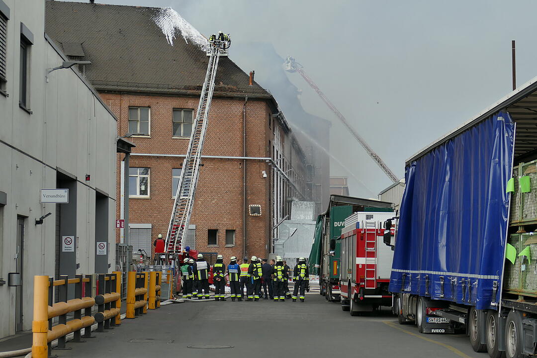 Rauchsäule über Nürnberg – Dachstuhl von Autozulieferer brennt, 500 Mitarbeiter evakuiert