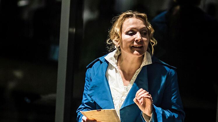 Eindringlich gestaltet: Mit einer Hommage an Friedrich Schiller gastierte die SChauspielerin Cora Chilcott im Glasmuseum.Foto: Jochen Berger