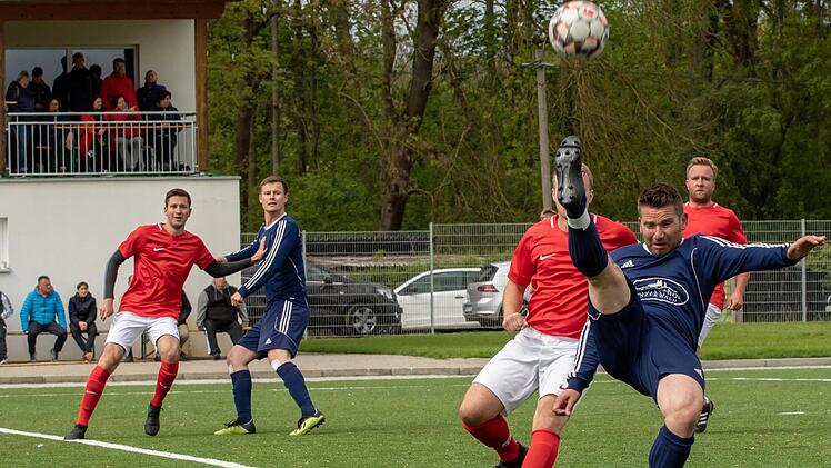 Spielertrainer Daniel Ritzel versucht Simon Fischer in der Mitte ins Spiel zu bringen, was allerdings misslang. Foto: Hartmut Klamm
