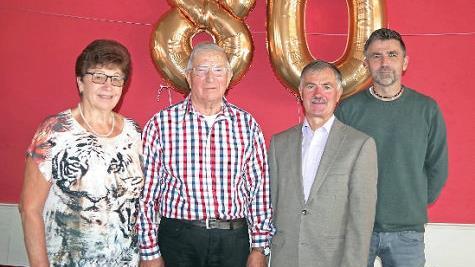 Georg Münch (Zweiter von links) feierte 80. Geburtstag. Das Bild zeigt ihn mit seiner Ehefrau Anna Münch (links) sowie Zweitem Bürgermeister Gerhard Eidelloth und Sohn Dieter Münch (rechts). Foto: Heike Schülein