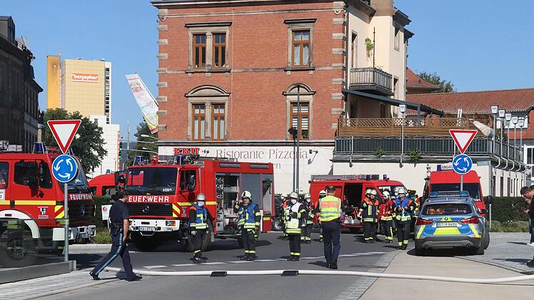Zahlreiche Einsatzfahrzeuge hatten am großen Kreisel Aufstellung genommen.Foto: Katrin Geyer
