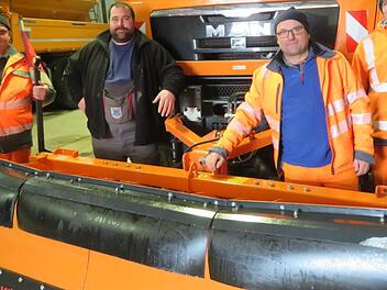 Nach jedem Einsatz werden die Fahrzeuge - hier ein Räum-Lkw - gewaschen (von links): Thomas Hümmer, Heiko Gampert, Günter Senger und Bastian Zipfel. Fotos: Monika Schütz