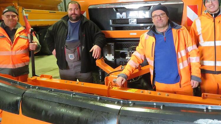 Nach jedem Einsatz werden die Fahrzeuge - hier ein Räum-Lkw - gewaschen (von links): Thomas Hümmer, Heiko Gampert, Günter Senger und Bastian Zipfel. Fotos: Monika Schütz