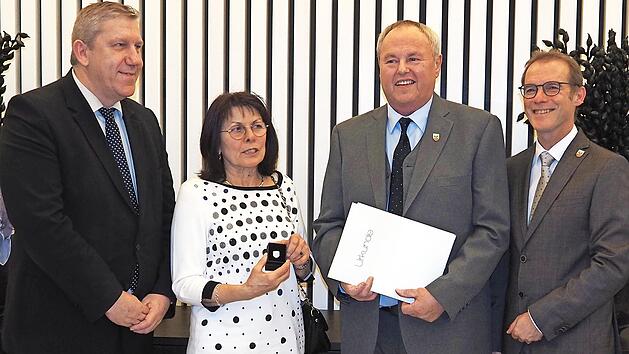 Der neue Ehrenringträger Ludwig Werner (2. v. r.) freut sich mit (v. l.) Andrea Schwarz, Anita Werner und Strullendorfs Bürgermeister Wolfgang Desel.