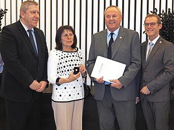 Der neue Ehrenringträger Ludwig Werner (2. v. r.) freut sich mit (v. l.) Andrea Schwarz, Anita Werner und Strullendorfs Bürgermeister Wolfgang Desel.