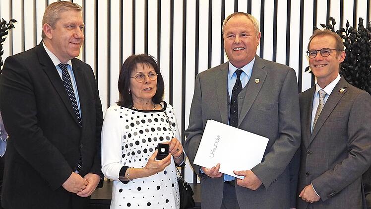 Der neue Ehrenringträger Ludwig Werner (2. v. r.) freut sich mit (v. l.) Andrea Schwarz, Anita Werner und Strullendorfs Bürgermeister Wolfgang Desel.