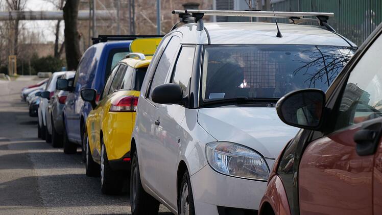 Ein geparktes Auto steht gegen die Fahrtrichtung.