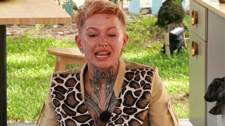 "Es reicht!" Edith rastete wegen der Kritik aus. Es gab Scherben, Geschrei und Tr&auml;nen.  "Ich hab ADHS, ich mach das doch nicht mit Absicht."