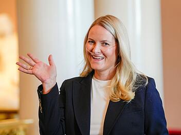 Mette-Marit mit Sauerstoffger&auml;t bei offiziellem Termin