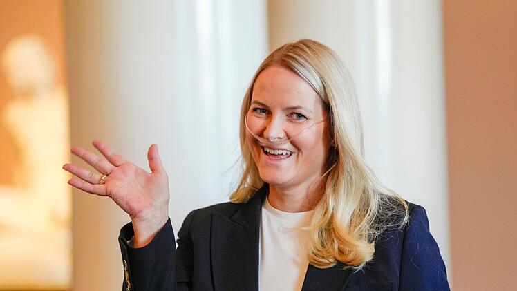 Mette-Marit mit Sauerstoffger&auml;t bei offiziellem Termin