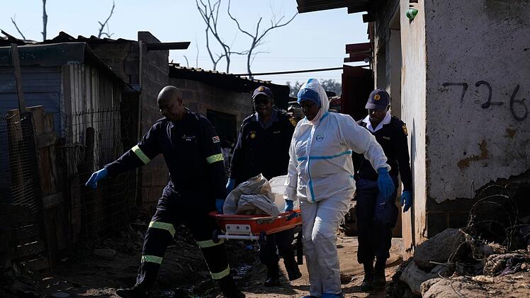 Bewaffnete in S&uuml;dafrika fallen in Siedlung ein
