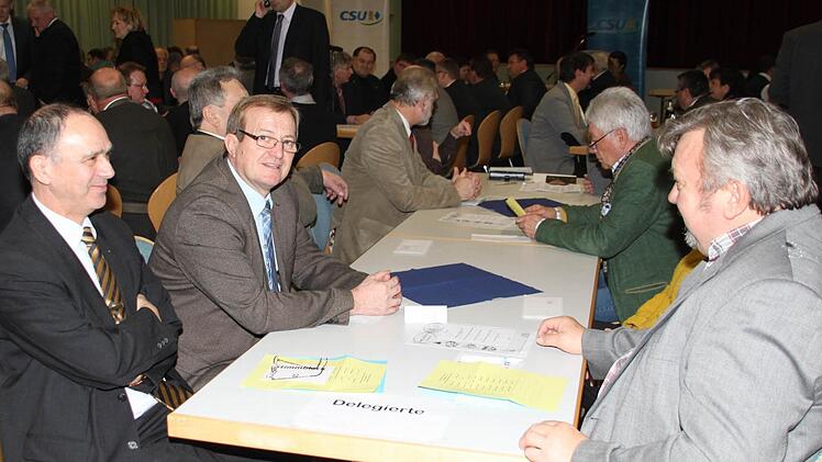 Franz Uome (links) und Oswald Purucker (rechts daneben) aus Marktleugast sind gespannt, wer das Rennen machen wird..