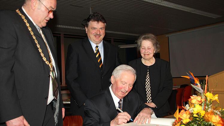 Hermann Hofmann trug sich auch ins Goldene Buch des Marktes ein.