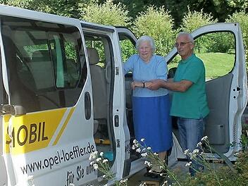 Für die Senioren in der Gemeinde Großheirath ist der neu eingerichtet Service ein Segen: Mit dem Seniorenbus transportiert Fritz Müller Lydia Wawrzinek zur Massage nach Seßlach und zurück. Foto: Gabi Arnold