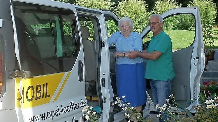 Für die Senioren in der Gemeinde Großheirath ist der neu eingerichtet Service ein Segen: Mit dem Seniorenbus transportiert Fritz Müller Lydia Wawrzinek zur Massage nach Seßlach und zurück. Foto: Gabi Arnold
