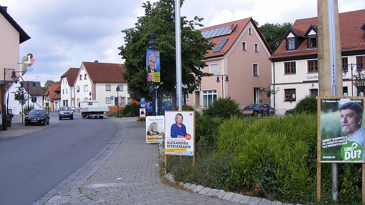 In Adelsdorf konzentriert sich die Parteienwerbung hauptsächlich auf den Ortskern.  Fotos: Mona Lisa Eigenfeld