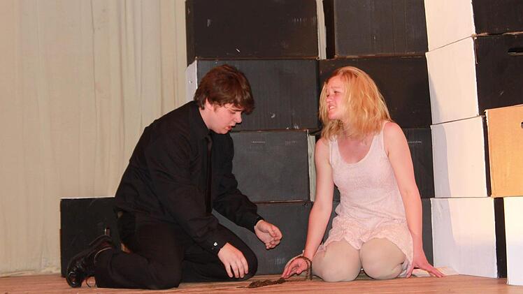 Gretchen ist im Gefängnis, wegen Kindsmords, Faust will sie befreien, doch der Wahnsinn hat sie bereits in seiner vollen Gewalt. Foto: Katharina Becht