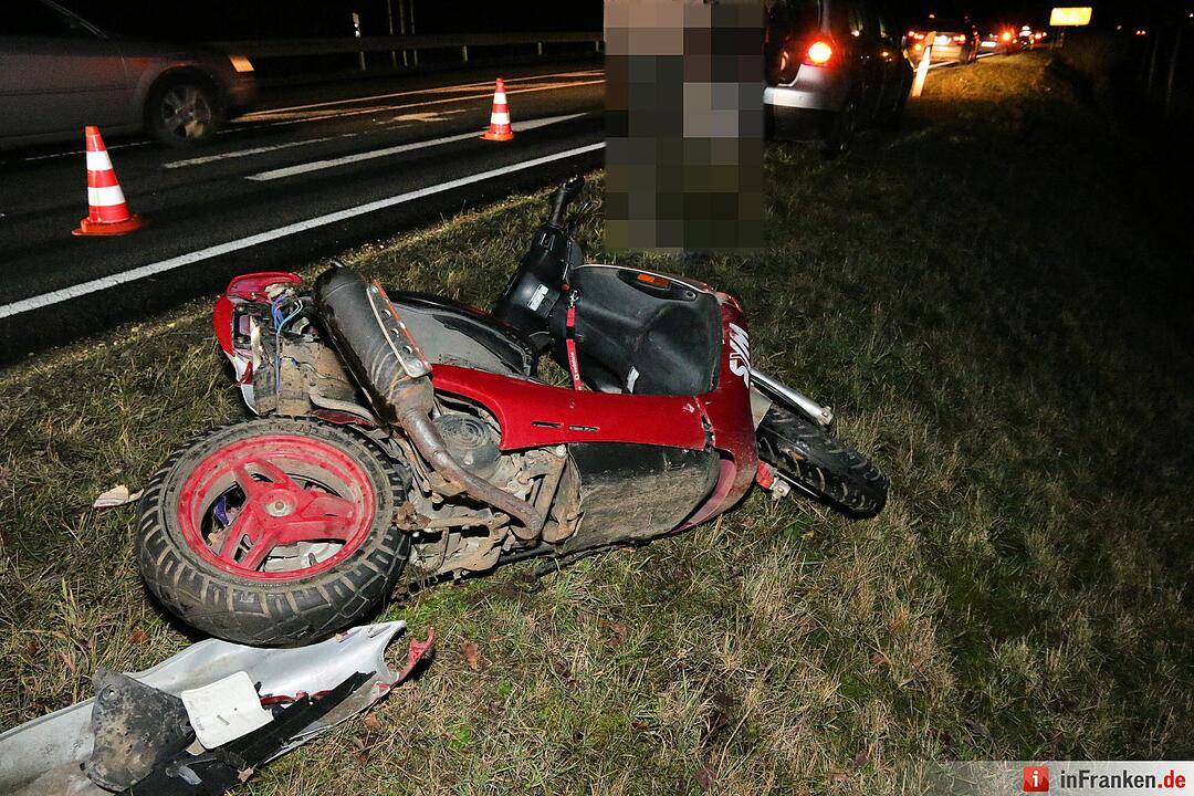 Pkw und Roller kollidieren auf B22 bei Birkach