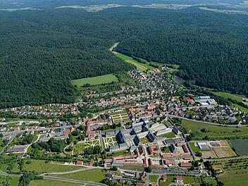 Ebrach aus der Vogelperspektive, ein Bild der Harmonie, doch momentan brodelt's ein wenig. Luftbild: Ronald Rinklef