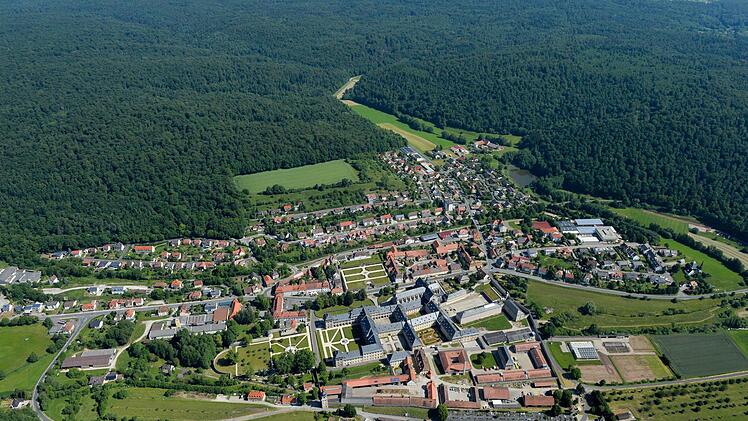 Ebrach aus der Vogelperspektive, ein Bild der Harmonie, doch momentan brodelt's ein wenig. Luftbild: Ronald Rinklef