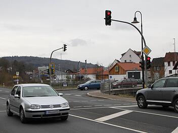 Während das Auto, das in Richtung Metallwerk unterwegs ist, freie Fahrt hat, warten sowohl die Fahrzeuge auf der Gegenfahrbahn als auch auf der Einbiegerspur auf das Signal zur Weiterfahrt. Foto: Ulrike Müller