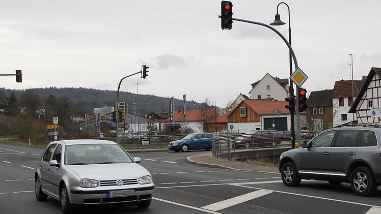 Während das Auto, das in Richtung Metallwerk unterwegs ist, freie Fahrt hat, warten sowohl die Fahrzeuge auf der Gegenfahrbahn als auch auf der Einbiegerspur auf das Signal zur Weiterfahrt. Foto: Ulrike Müller