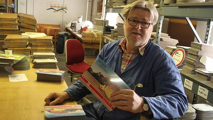 Roland Titze ist für den Versand der Brettchen in alle Welt zuständig. Foto: Sonja Adam