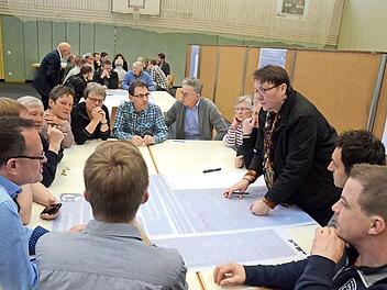 Viel Diskussionsstoff und Arbeit gab's am Samstag für die Weißenbrunner in der Leßbachtalhalle bei der Ausarbeitung des GEK. Foto: eh