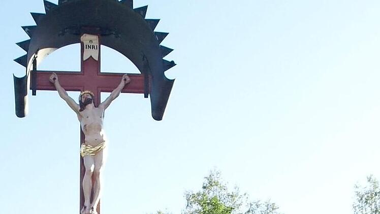 Pfarrer Richard Reis spricht die Segensgebete am restaurierten Kreuz auf dem Rollenberg. Foto: S. Deuerling