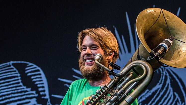 Krachledernes Outfit, mitreißend laute Beats: LaBrassBanda begeistert in Tambach . Foto: Jochen Berger