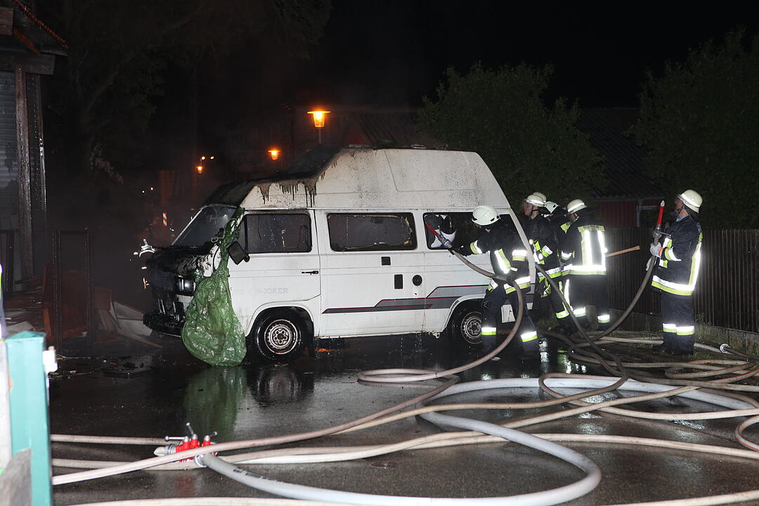 Flammen vernichten stillgelegte Zimmerei