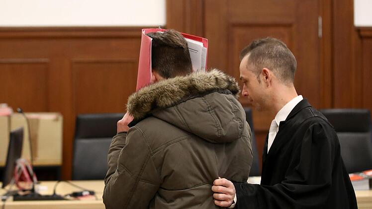Den beiden heute 17 und 20 Jahre alten Männern wirft die Staatsanwaltschaft unter anderem versuchten Mord vor, weil sie im Mai vergangenen Jahres Steine und Holzpaletten von Brücken auf die A3 und die A73 geworfen haben sollen.  Foto: Daniel Karmann/dpa