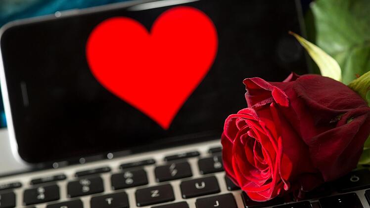 Online-Betr&uuml;ger versprechen Liebe - sind aber nur auf das Geld ihrer Opfer aus.  Foto: Sven Hoppe, dpa
