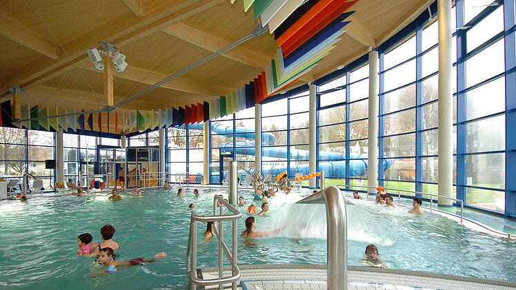 Coburg: Erlebnisbad Aquaria senkt Wassertemperatur - Schwimmbäder in der Energiekrise
