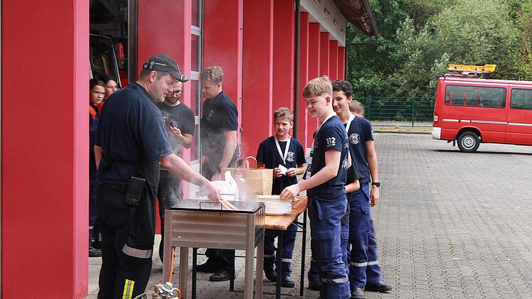 Bei einem Zw&ouml;lf-Stunden-Tag darf nat&uuml;rlich die Verpflegung nicht fehlen. Foto: Luca Berger