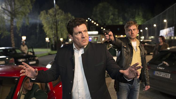 Da lebt er noch, der Barschl (Francis Fulton-Smith, links). Aber als wenig sp&auml;ter seine Leiche gefunden wird, sieht's nicht gut aus f&uuml;r den Eberhofer (Sebastian Bezzel), der unter dringendem Mordverdacht steht.