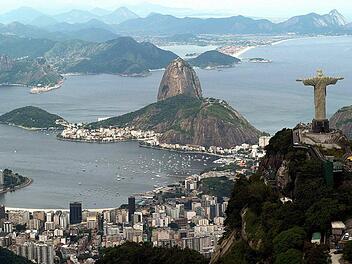 Panoramablick: Rio de Janeiro, mit der Christus-Statue im Vordergrund und dem Zuckerhut im Hintergrund.  Foto: Marcelo Sayao, dpa