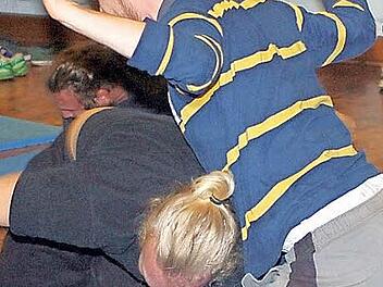 Bis hierher und nicht weiter: Bei Kampfesspielen geht es ganz und gar nicht darum, mit Aggressivität weiter zu kommen. Foto: Gabi Arnold